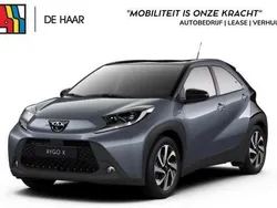 Grijs, metallic lak Gebruikt 2024 Toyota Aygo Pulse Hatchback | € 19.400 (Eerlijke prijs)