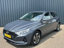 Grijs, metallic lak Gebruikt 2022 Hyundai i20 Comfort Hatchback | € 19.240 (Eerlijke prijs)