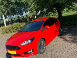 Rood Gebruikt 2018 Ford Focus ST-Line Sedan | € 9.000