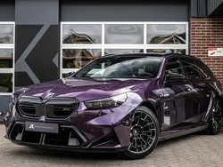 Paars, metallic lak Gebruikt 2024 BMW M5 Stationwagen | € 159.900