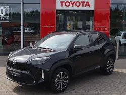 Zwart, metallic lak Gebruikt 2024 Toyota Yaris Cross Style SUV | € 30.400 (Eerlijke prijs)