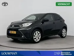Night sky black metallic (donker zwart metallic) Gebruikt 2024 Toyota Aygo Limited Hatchback | € 19.445 (Eerlijke prijs)