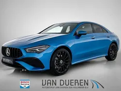 Blauw, metallic lak Gebruikt 2023 Mercedes CLA250 AMG Sedan | € 41.950 (Eerlijke prijs)