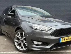 Grijs Gebruikt 2017 Ford Focus ST-Line Hatchback | € 17.949