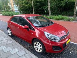 Rood Gebruikt 2014 Kia Rio MPV | € 5.450 (Eerlijke prijs)