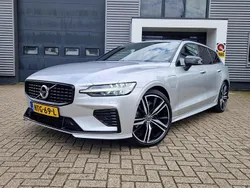Grijs Gebruikt 2022 Volvo V60 R-Design Stationwagen | € 43.650 (Eerlijke prijs)