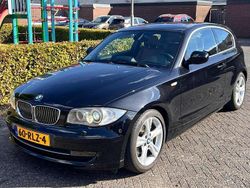 Zwart Gebruikt 2011 BMW 118 Sport Line Hatchback | € 7.495 (Goede deal)