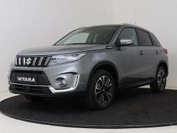 Grijs metallic Gebruikt 2025 Suzuki Vitara Style SUV | € 30.950 (Eerlijke prijs)