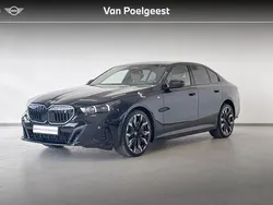 Saphirschwarz metallic (zwart metallic) Nieuw 2025 BMW i5 M Sport Sedan | € 97.282 (Iets duurder)