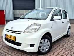 Wit, andere lak Gebruikt 2008 Daihatsu Sirion Hatchback | € 1.895 (Eerlijke prijs)
