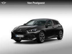 Saphirschwarz metallic (475) (zwart metallic) Nieuw 2025 BMW 120 M Sport Hatchback | € 54.135 (Eerlijke prijs)