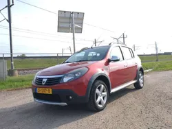 Rood, metallic lak Gebruikt 2012 Dacia Sandero Stepway Hatchback | € 3.099