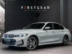 Grijs, metallic lak Gebruikt 2024 BMW 330e M Sport Sedan | € 49.900 (Goede deal)