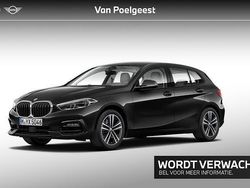 Saphirschwarz metallic (475) (zwart metallic) Gebruikt 2022 BMW 118 Sport Line Hatchback | € 24.900 (Goede deal)