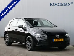 Zwart, metallic lak Gebruikt 2021 VW Golf VIII Life Hatchback | € 23.450 (Eerlijke prijs)