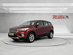 Rood, metallic lak Gebruikt 2016 Ford Kuga Titanium SUV | € 15.995 (Eerlijke prijs)