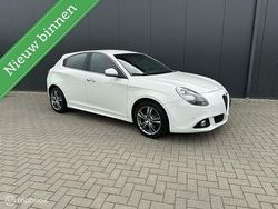 Wit Gebruikt 2014 Alfa Romeo Giulietta Distinctive Hatchback | € 8.950 (Eerlijke prijs)