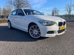 Wit (metallic) Gebruikt 2012 BMW 118 Sport Line Hatchback | € 4.599 (Super prijs)