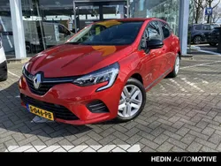 Rood, metallic lak Gebruikt 2022 Renault Clio V Business Hatchback | € 17.580 (Eerlijke prijs)