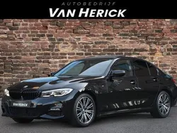 Zwart, metallic lak Gebruikt 2022 BMW 318 M Sport Sedan | € 33.445 (Eerlijke prijs)
