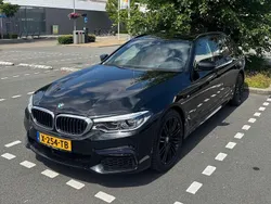 Zwart Gebruikt 2019 BMW 520 M Sport Stationwagen | € 32.500 (Eerlijke prijs)