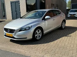 Grijs, metallic lak Gebruikt 2012 Volvo V40 Kinetic Stationwagen | € 10.900 (Eerlijke prijs)