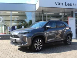 Grijs, metallic lak Gebruikt 2024 Toyota Yaris Cross Style SUV | € 29.890 (Eerlijke prijs)