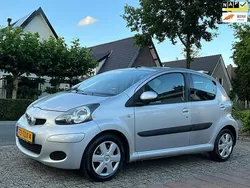 Grijs, metallic lak Gebruikt 2012 Toyota Aygo Comfort Hatchback | € 6.980 (Eerlijke prijs)