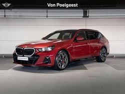 Fire rot metallic (c68) (rood metallic) Gebruikt 2025 BMW 550e Comfort Edition Stationwagen | € 88.900 (Super prijs)