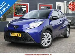 Blauw Gebruikt 2024 Toyota Aygo Play Hatchback | € 17.950 (Eerlijke prijs)
