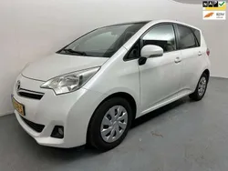 Wit, metallic lak Gebruikt 2011 Toyota Verso-S MPV | € 4.900 (Iets duurder)