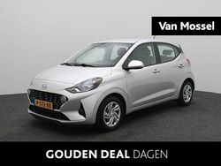 Sleek silver metallic (rys) Gebruikt 2022 Hyundai i10 Comfort Hatchback | € 12.940 (Eerlijke prijs)