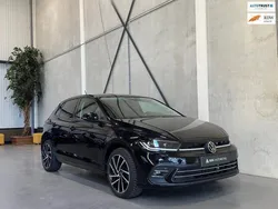 Zwart, metallic lak Gebruikt 2022 VW Polo R-line Hatchback | € 21.650 (Goede deal)
