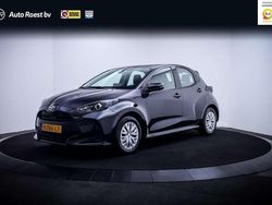 Zwart Gebruikt 2022 Toyota Yaris Hybrid Active Hatchback | € 20.750 (Eerlijke prijs)