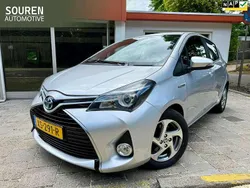 Grijs, metallic lak Gebruikt 2016 Toyota Yaris Hybrid Hatchback | € 12.950 (Eerlijke prijs)