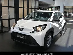 Wit Nieuw 2025 Toyota Aygo Play Hatchback | € 20.450 (Eerlijke prijs)