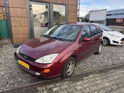 Rood (metallic) Gebruikt 2001 Ford Focus Collection Hatchback | € 2.440 (Iets duurder)