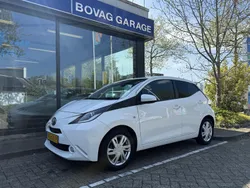 Wit Gebruikt 2017 Toyota Aygo X-play Hatchback | € 12.995 (Eerlijke prijs)