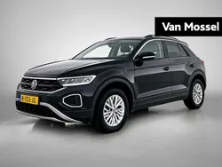 Zwart Gebruikt 2022 VW T-Roc Life SUV | € 28.900 (Eerlijke prijs)