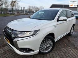 Wit (metallic) Gebruikt 2020 Mitsubishi Outlander P-HEV Intense+ SUV | € 19.740 (Goede deal)