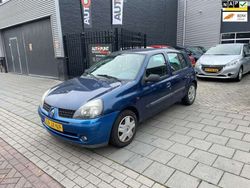 Blauw, metallic lak Gebruikt 2002 Renault Clio II Expression Hatchback | € 999 (Goede deal)