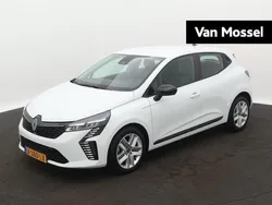 Wit Gebruikt 2023 Renault Clio V Evolution Hatchback | € 18.935 (Eerlijke prijs)