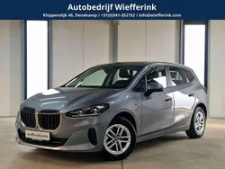 Grijs, metallic lak Gebruikt 2023 BMW 225 Active Tourer MPV | € 32.450 (Super prijs)