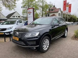 Zwart, metallic lak Gebruikt 2015 VW Touareg R-line SUV | € 18.450