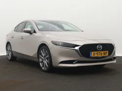 Bruin metallic Gebruikt 2023 Mazda 3 Luxury Sedan | € 35.950