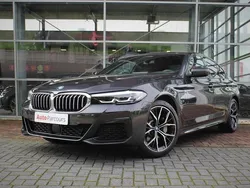 Grijs Gebruikt 2022 BMW 530e M Sport Sedan | € 39.950 (Eerlijke prijs)