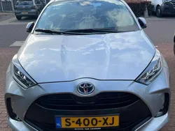 Grijs Gebruikt 2023 Toyota Yaris Hybrid Business Edition Hatchback | € 22.999 (Eerlijke prijs)