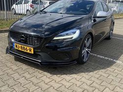 Zwart Gebruikt 2017 Volvo V40 R-Design MPV | € 13.950 (Eerlijke prijs)