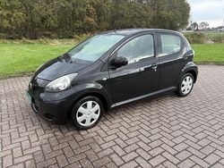 Zwart Gebruikt 2011 Toyota Aygo Cool Hatchback | € 2.950 (Eerlijke prijs)