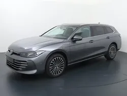 Grijs Nieuw 2025 VW Passat Business Stationwagen | € 54.428 (Eerlijke prijs)